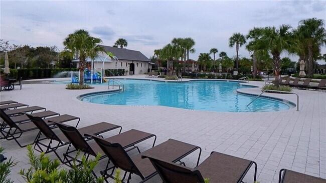 Foto del edificio - 5925 Sandhill Ridge Dr