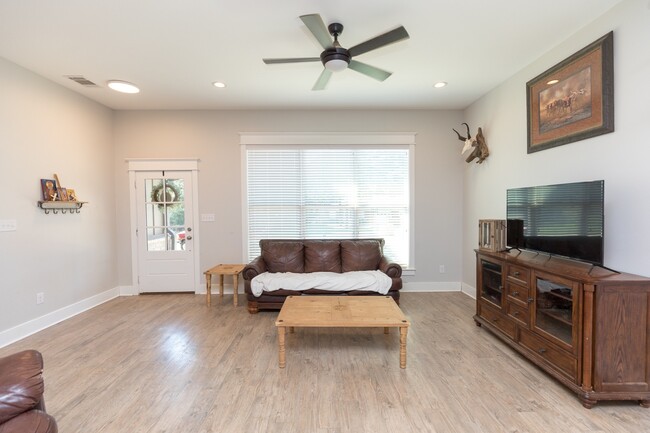 Building Photo - 20690 Pleasant Oaks Dr