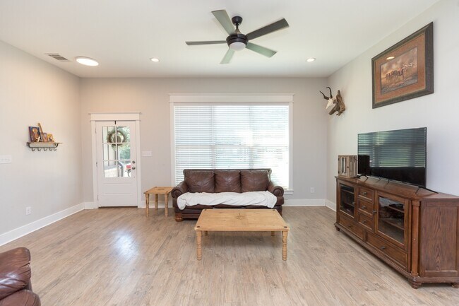 Foto del edificio - 20690 Pleasant Oaks Dr