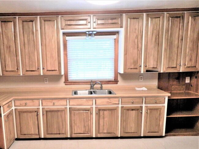 Kitchen - 207 Woodhaven Dr