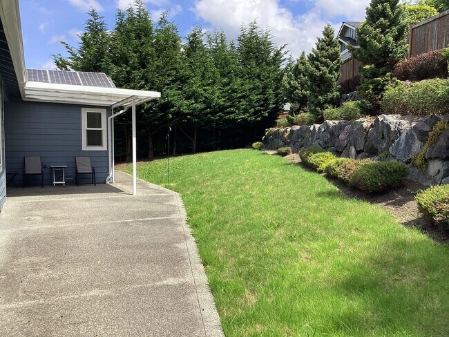 Building Photo - 3 Bedroom Rambler - New Paint Throughout