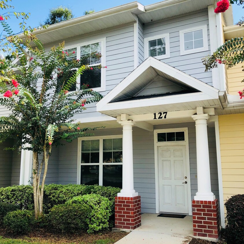 Primary Photo - Very nice Townhome with two story ceilings...