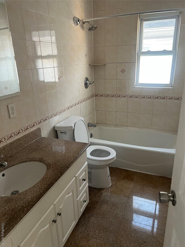 Foto del edificio - 90-23 186th St