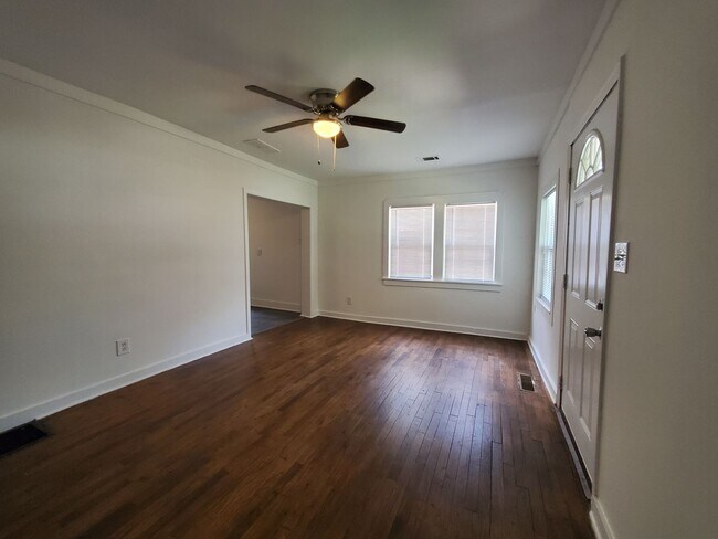 Building Photo - 2577 Eastwood Dr