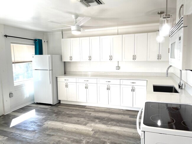 Building Photo - 5422 Riverhills Dr