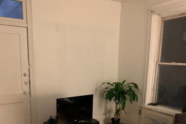 Bedroom - 1425 N Maplewood Ave