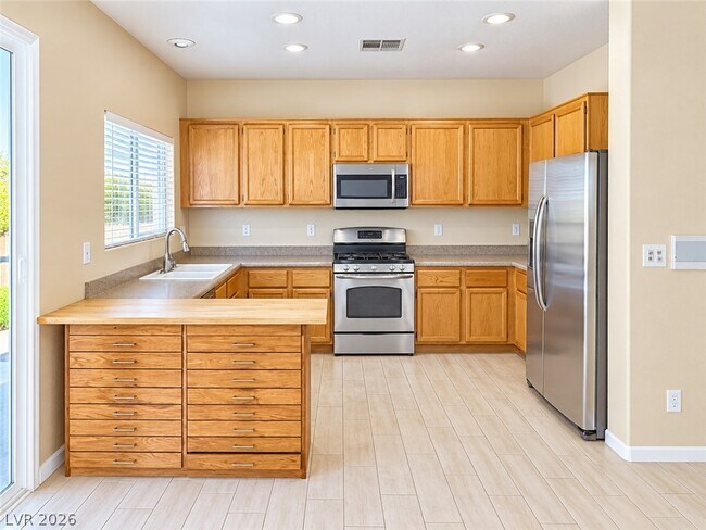 Building Photo - 753 Anacapri St
