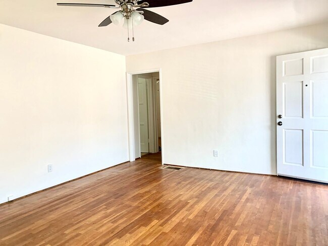 Foto del edificio - Darling 2 bedroom, 1 bath house in great l...