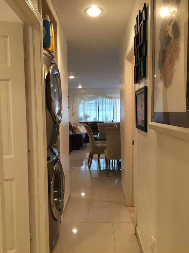 Foto del edificio - 2122 E 66th St