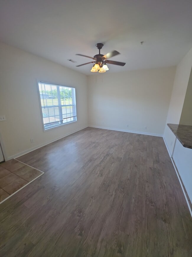 Building Photo - 2014 N Willow Ave