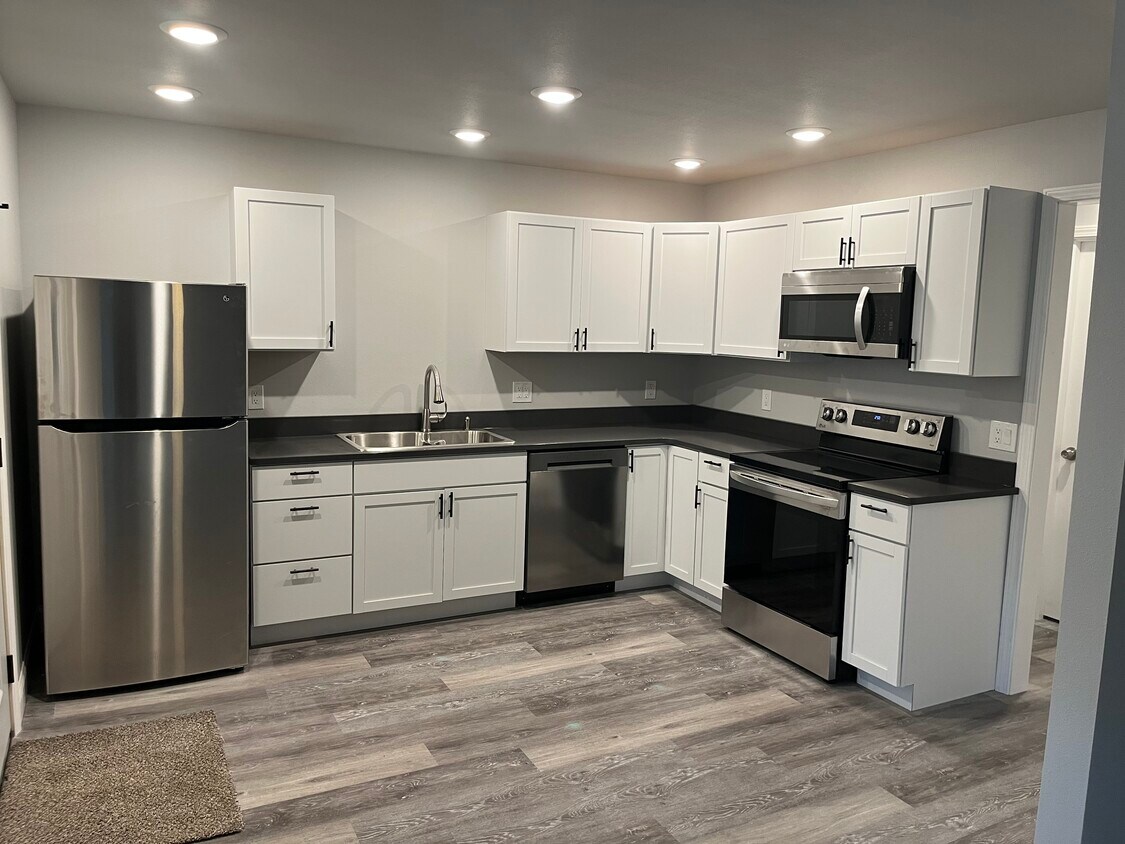 408 Academy St, Elroy, WI 53929 Apartments in Elroy, WI