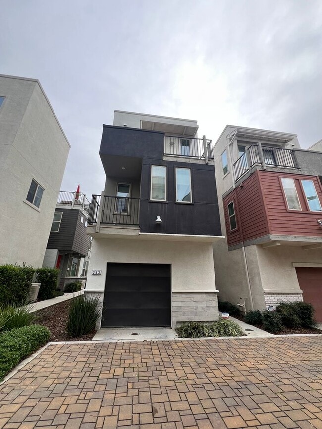 Building Photo - Beautiful 2 bedroom 2.5 bath three story condo!!