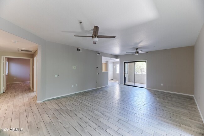 Foto del edificio - 9555 E Raintree Dr