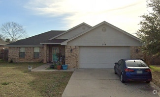 Building Photo - 212 Oak Ridge Dr