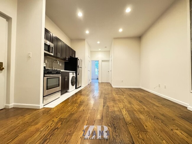 Building Photo - 196 Sackett St