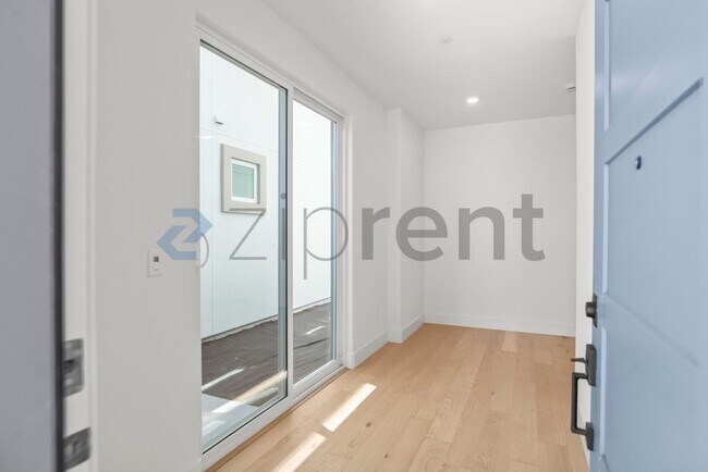 Building Photo - Unit