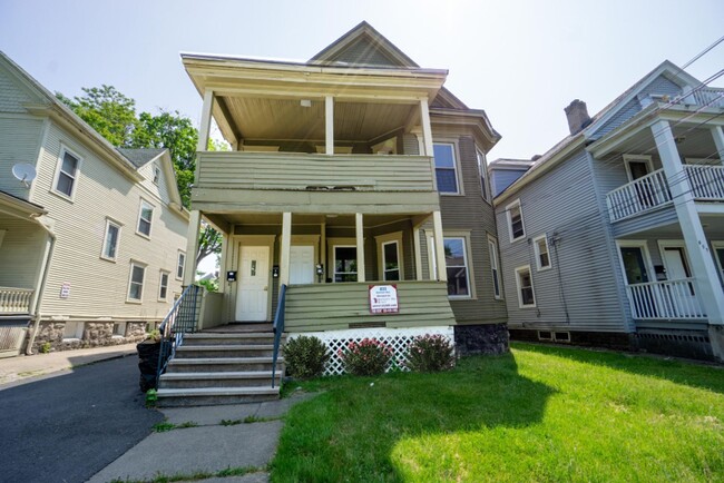 Building Photo - Newly Renovated 3 Bedroom -3 Blocks From C...