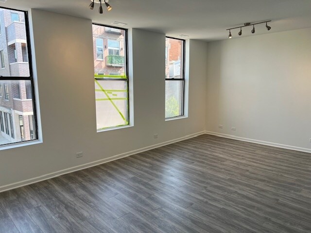 Building Photo - 1461 W Fullerton Ave