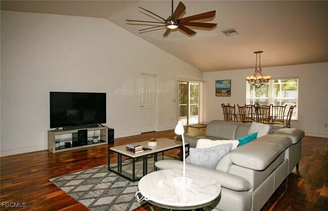 Foto del edificio - 723 NW 38th Pl