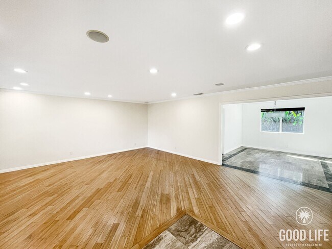 Building Photo - Stunning 4B/2.5BA House in Escondido!