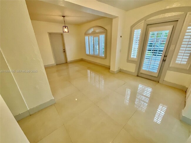 Building Photo - 1612 NE 2nd Ct