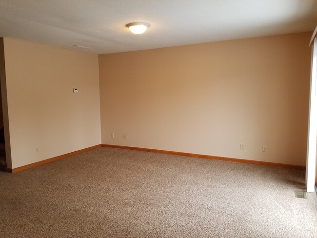 Building Photo - 3 bed 1.5 bath home available July 15th.