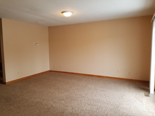 Foto del edificio - 3 bed 1.5 bath home available July 15th.