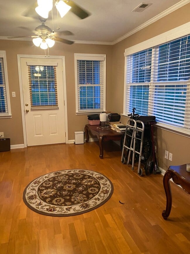 Building Photo - COMING SOON, SPACIOUS 3/2 HOUSE!