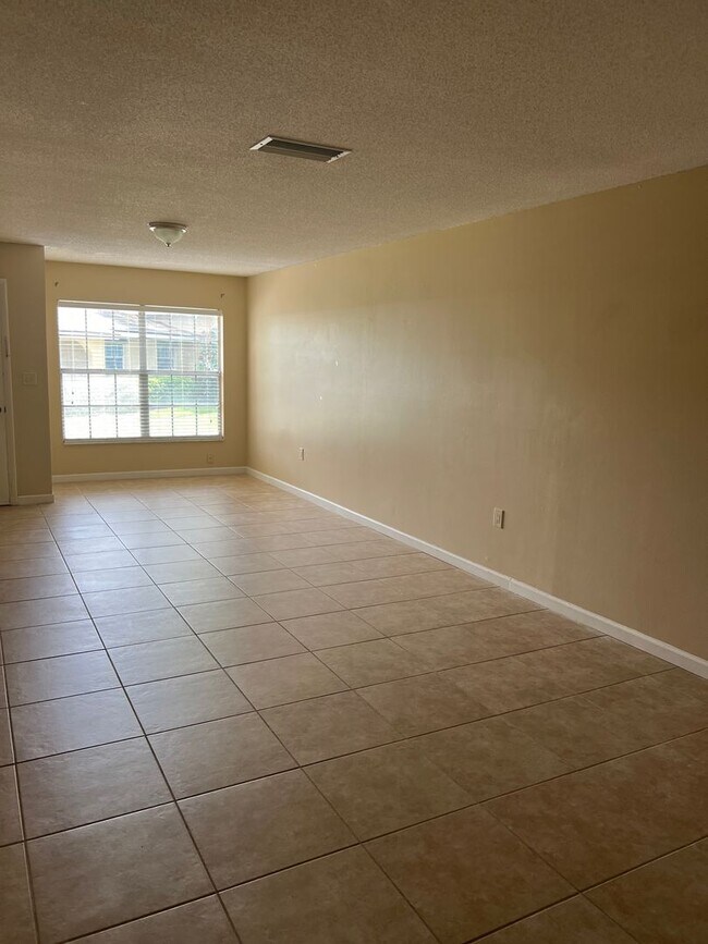 Building Photo - 1/1 Condo in Summit Village Casselberry