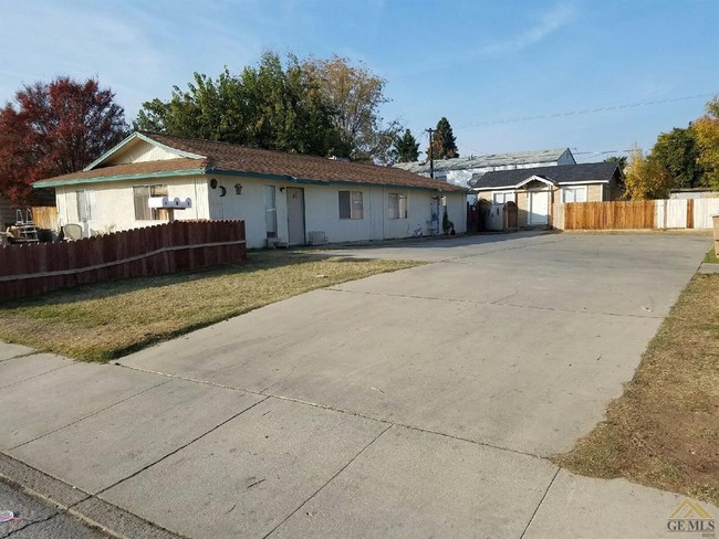 2 Bed/1 Bath fenced yard - 218 Woodrow Ave