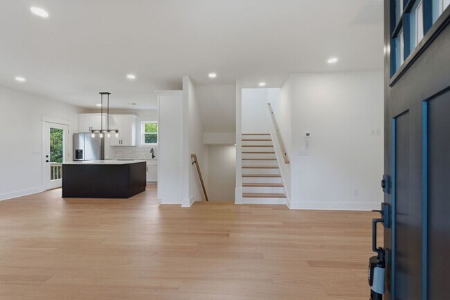 Foto del edificio - Spacious 5-Bedroom with Fenced Yard & Modern Amenities