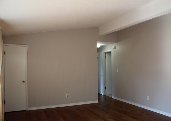 Building Photo - 7460 SW Bel Aire Dr