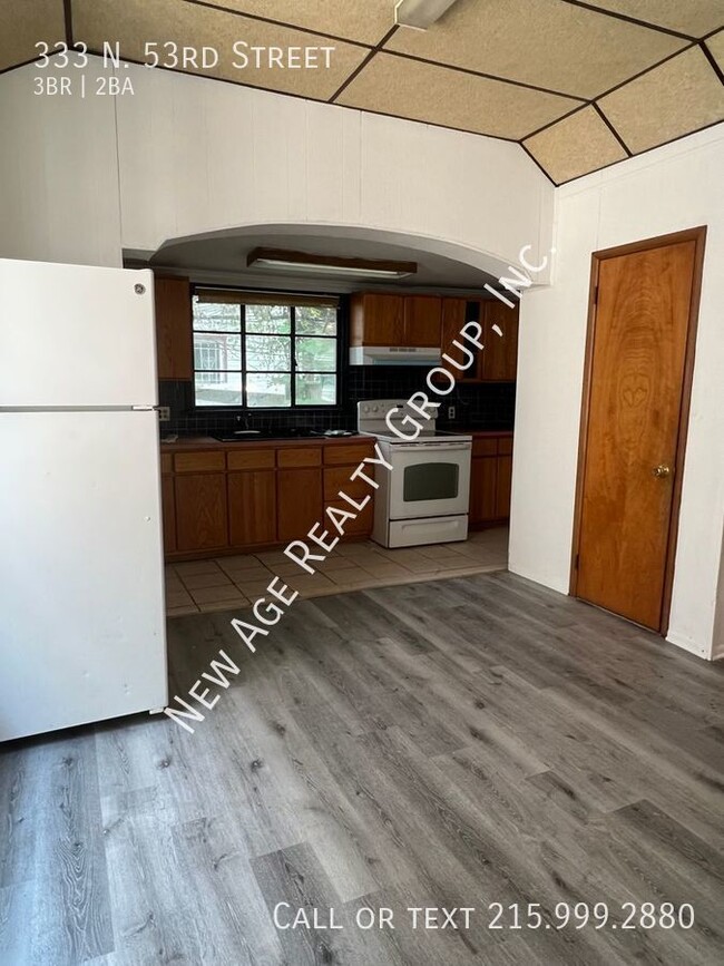 Building Photo - Spacious 3 bedroom, 1.5 bathroom house loc...
