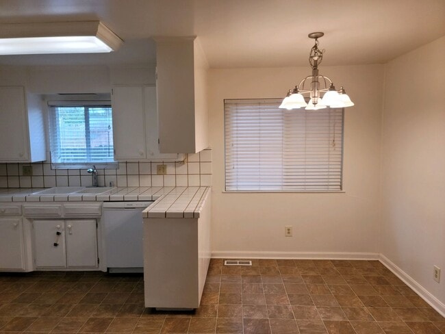 Building Photo - Duplex available in downtown Santa Rosa wi...