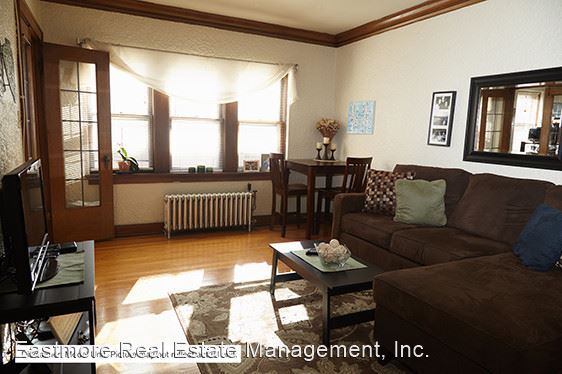 Foto del edificio - 4474 N Oakland Ave