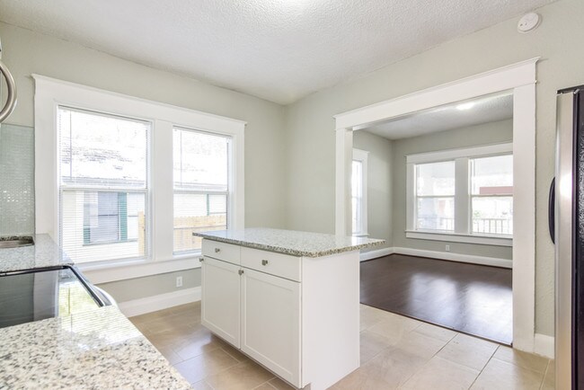 Foto del edificio - Now Leasing Charming 4BR 2BA Tampa Bungalow!