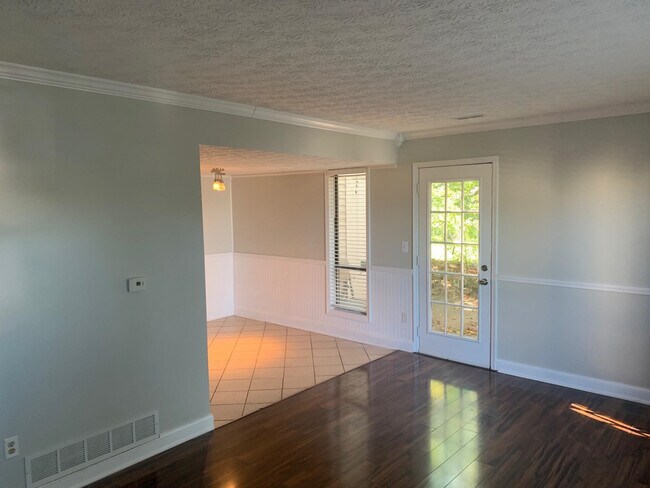 Foto del edificio - 4243 Briarwood Dr