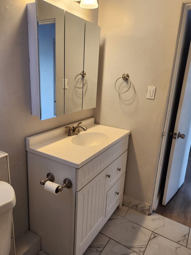 Foto del edificio - 1 BR 1 BATH FULL REMODEL UPPER UNIT FREE RENT OAC