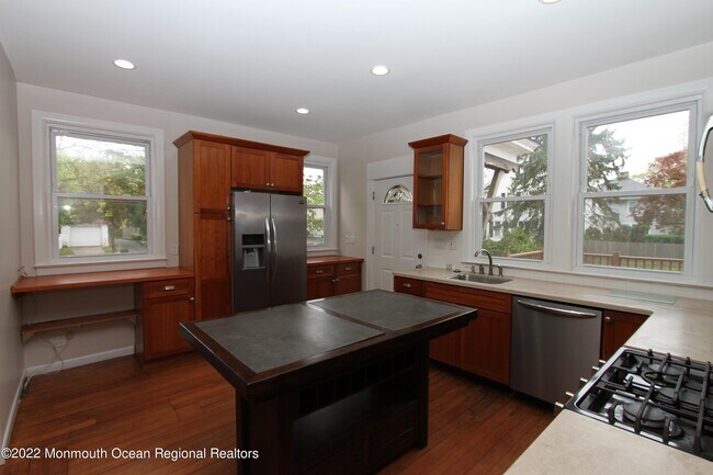 Building Photo - 198 E Bergen Pl