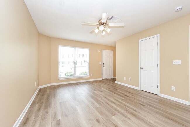 Foto del edificio - 8034 Logan Dr