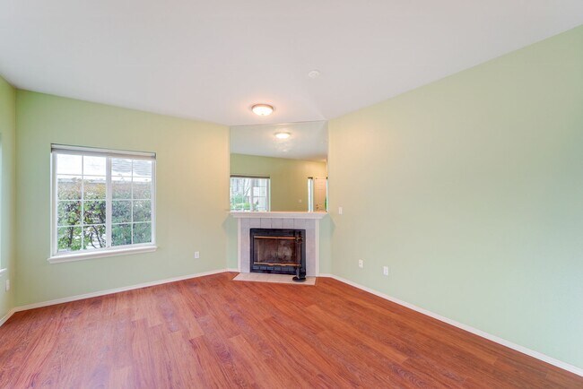 Building Photo - Spacious 2 Bed 2.5 Bath Home in Redmond