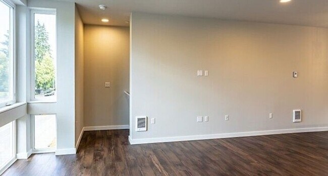 Foto del edificio - Brand New Pinehurst Home with Hardwood Floors & Easy I-5 Access