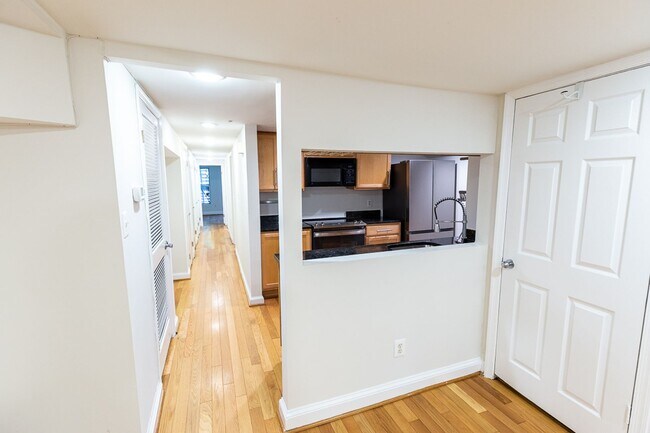 Foto del edificio - Columbia Heights Large Two Bed Condo Rental with Parking and Patio Space