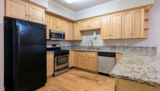 Kitchen with refrigerator, microwave, gas stove & oven, dishwasher - 214 S Alexandria Ave