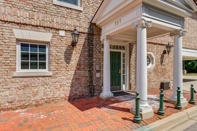 Foto del edificio - 727 South Forest Avenue
