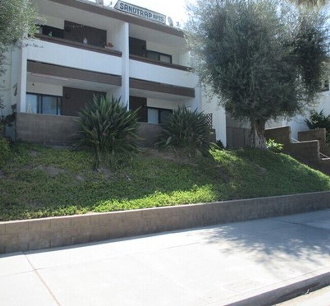 Foto del edificio - Spacious 1 Bedroom 1 Bathroom First Floor Corner Unit - Prime Canyon Crest Location!!