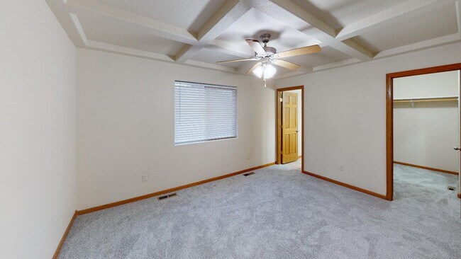 Foto del edificio - Spacious 4-Bed, 3-Bath Family Home with Fenced Yard and Attached Garage