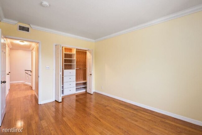 Building Photo - 2 br, 2.5 bath Condo - 1920 Holly Drive