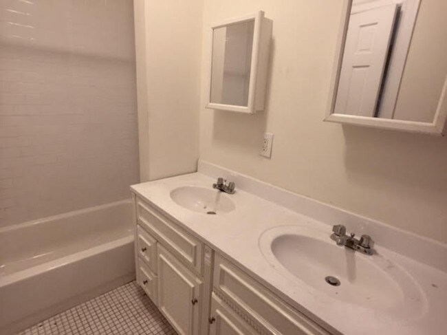 Building Photo - 3456 Broadway