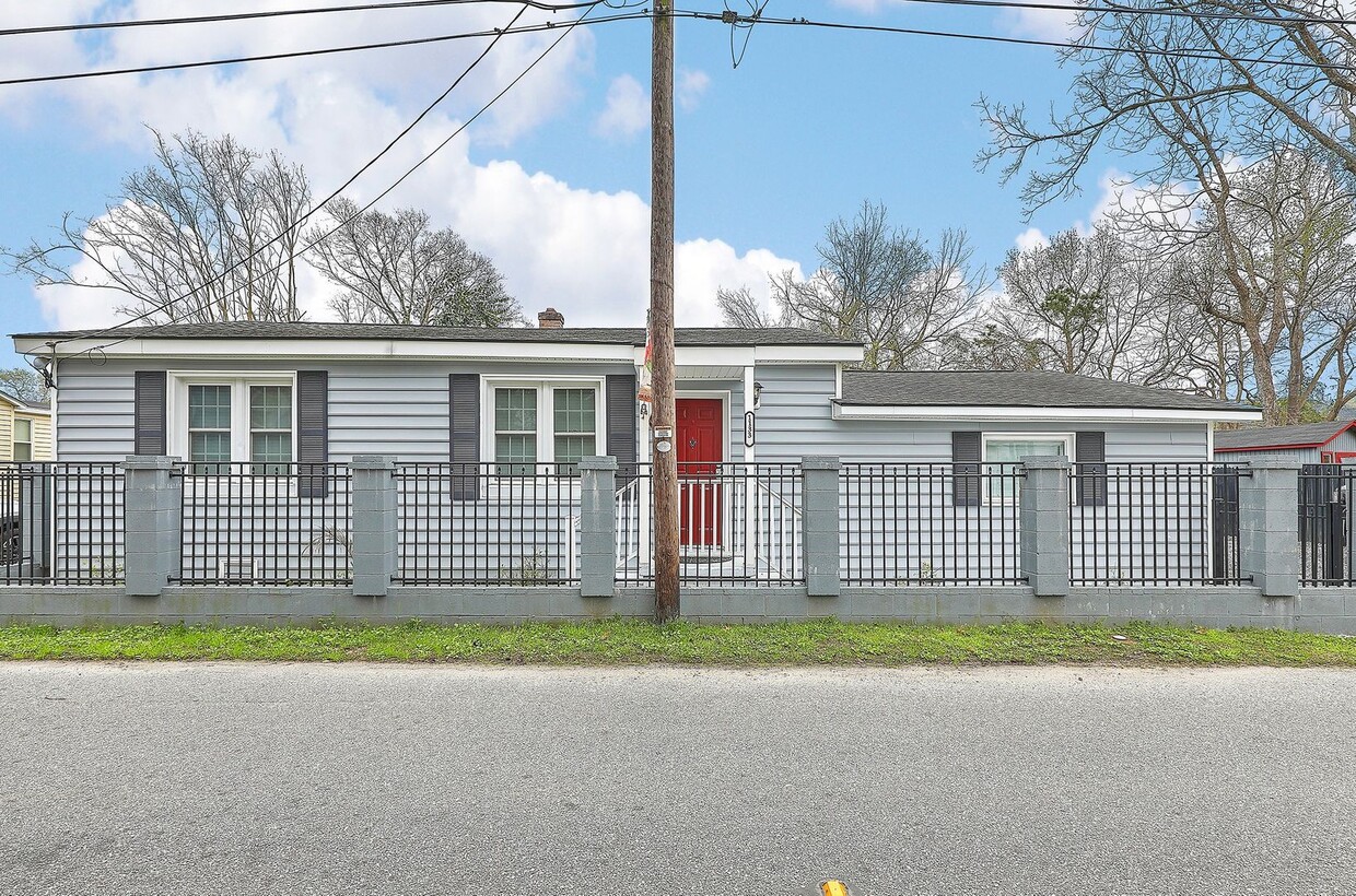 Foto principal - Renovated Home in the Heart of West Ashley!
